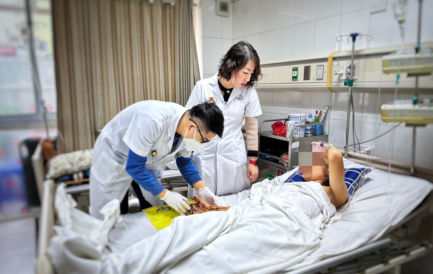 Nam thiếu niên 16 tuổi dập nát bàn tay phải do pháo tự chế phát nổ -0