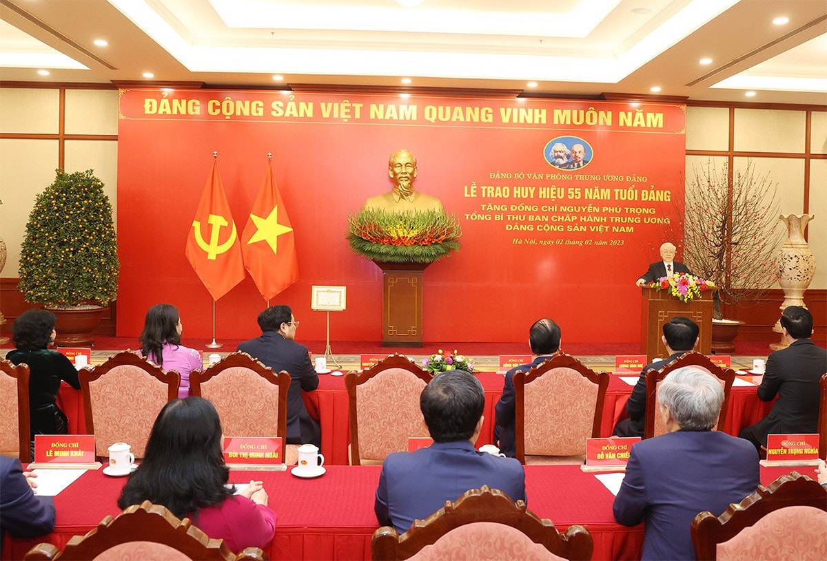 Tổng Bí thư Nguyễn Phú Trọng nhận Huy hiệu 55 năm tuổi Đảng