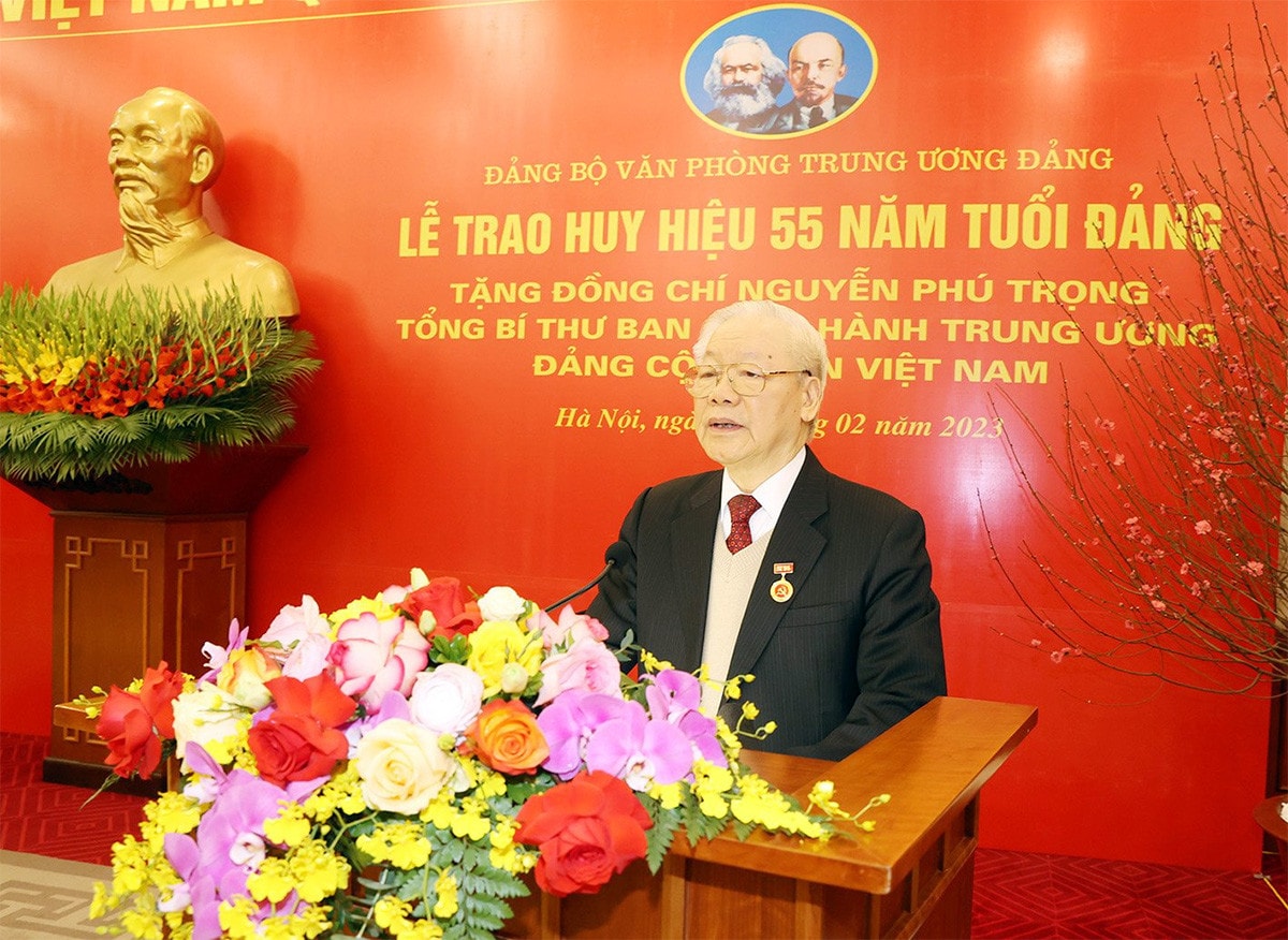Tổng Bí thư Nguyễn Phú Trọng nhận Huy hiệu 55 năm tuổi Đảng