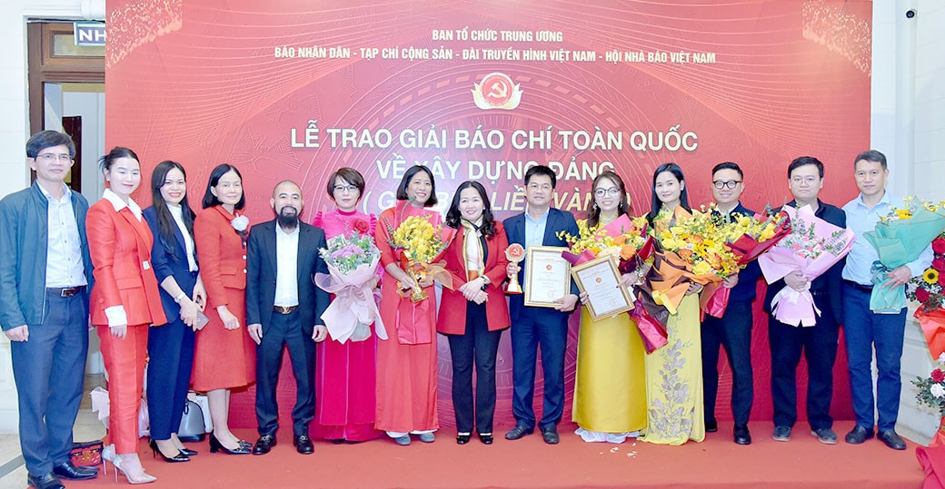 Một số hình ảnh Chủ tịch Quốc hội Vương Đình Huệ dự Lễ trao giải báo chí toàn quốc về xây dựng Đảng lần thứ VII -1