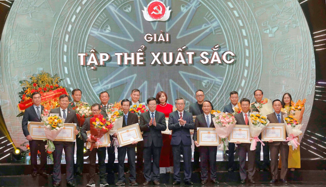 Một số hình ảnh Chủ tịch Quốc hội Vương Đình Huệ dự Lễ trao giải báo chí toàn quốc về xây dựng Đảng lần thứ VII -0