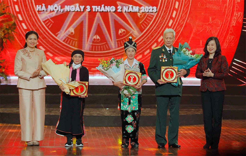 Một số hình ảnh Chủ tịch Quốc hội Vương Đình Huệ dự Lễ trao giải báo chí toàn quốc về xây dựng Đảng lần thứ VII -1