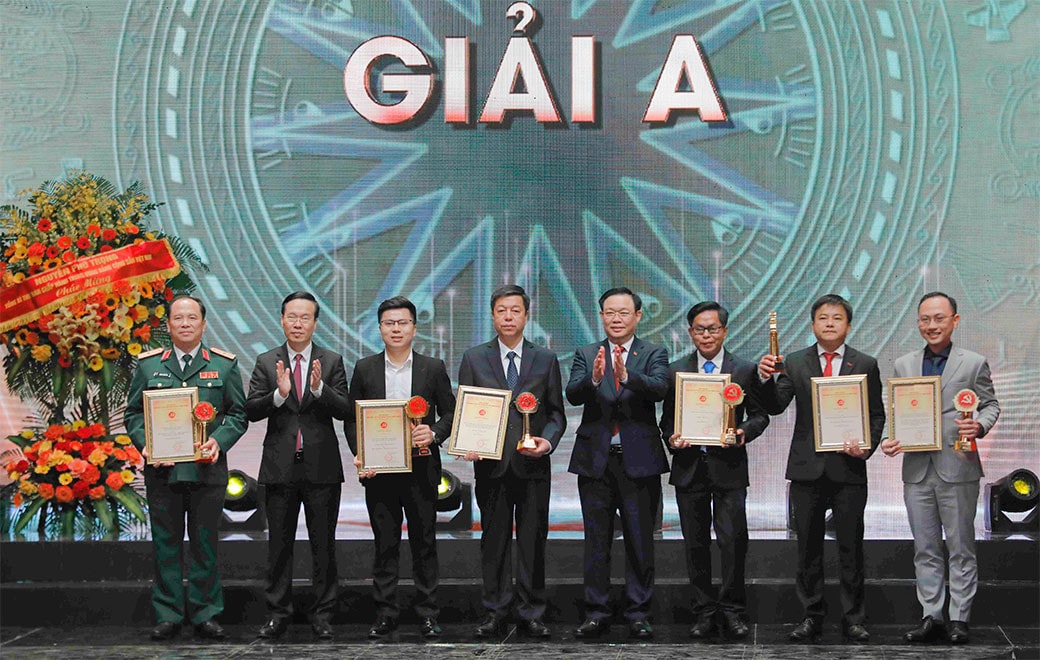 Chủ tịch Quốc hội Vương Đình Huệ dự Lễ trao giải báo chí toàn quốc về xây dựng Đảng lần thứ VII