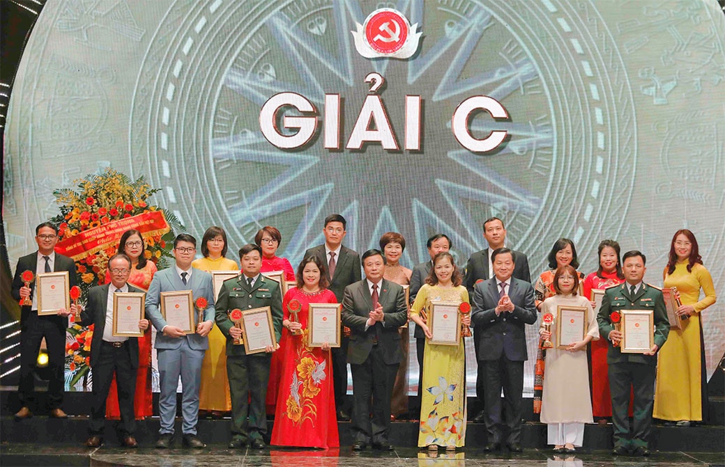 Chủ tịch Quốc hội Vương Đình Huệ dự Lễ trao giải báo chí toàn quốc về xây dựng Đảng lần thứ VII