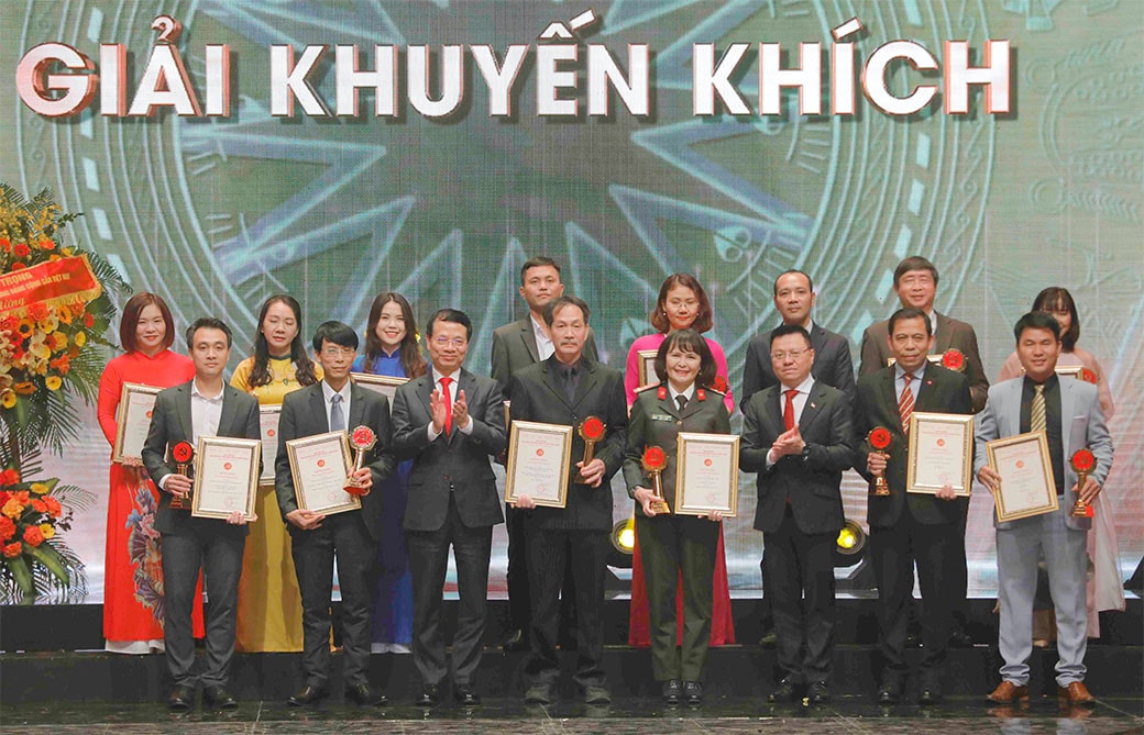Chủ tịch Quốc hội Vương Đình Huệ dự Lễ trao giải báo chí toàn quốc về xây dựng Đảng lần thứ VII
