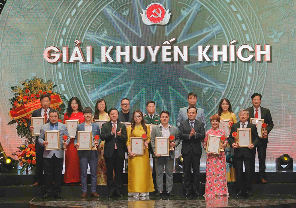 Chủ tịch Quốc hội Vương Đình Huệ dự Lễ trao giải báo chí toàn quốc về xây dựng Đảng lần thứ VII