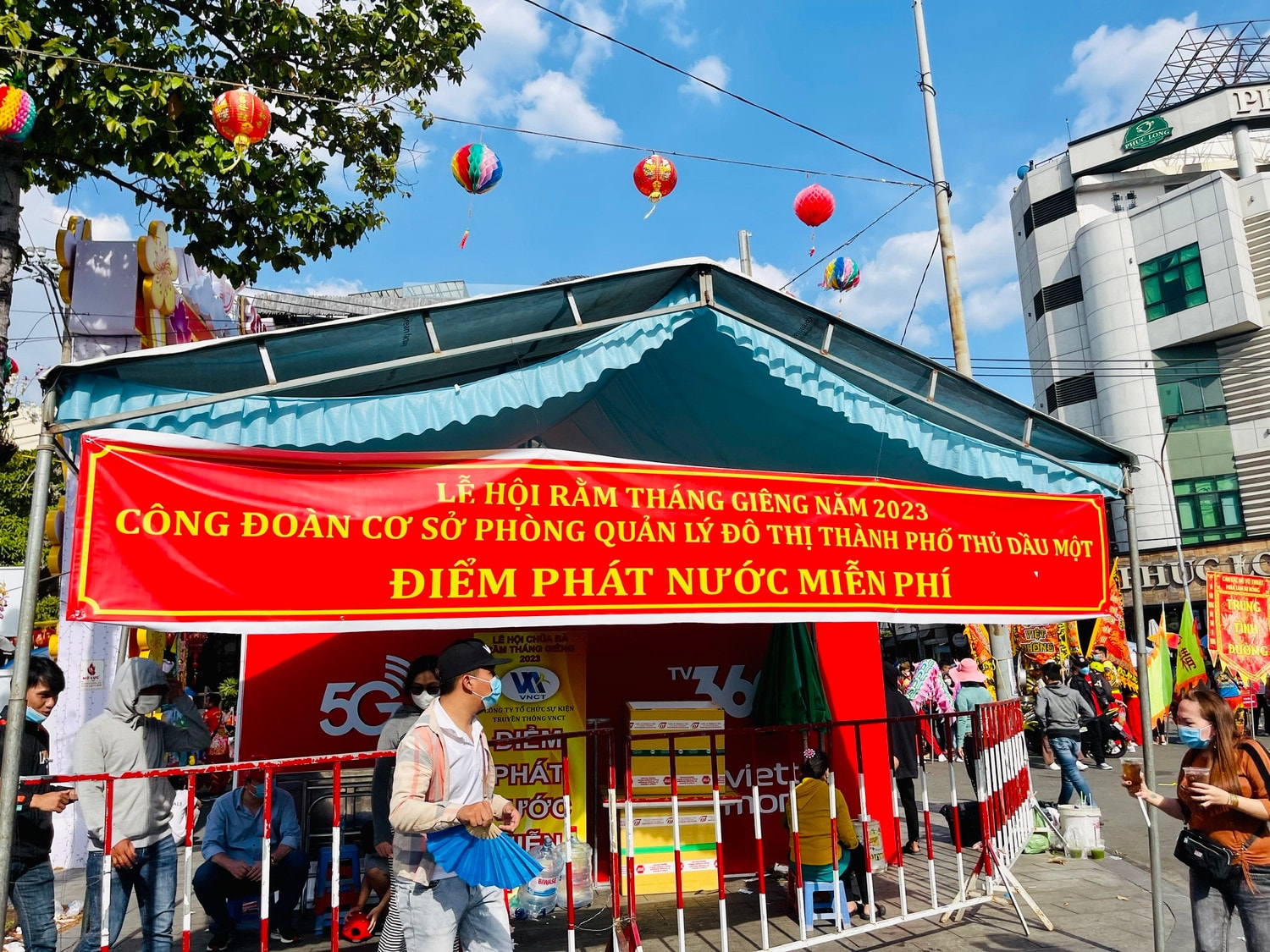 Hàng vạn người viếng lễ chùa Bà Thiên Hậu Bình Dương