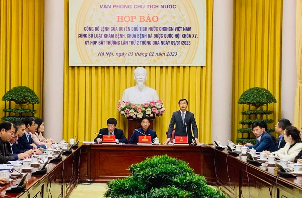 Thứ trưởng Bộ Y tế Trần Văn Thuấn giới thiệu về Luật Khám bệnh, chữa bệnh vừa được Quốc hội thông qua tại Kỳ họp bất thường lần thứ Hai - Ảnh Hoàng Ngọc
