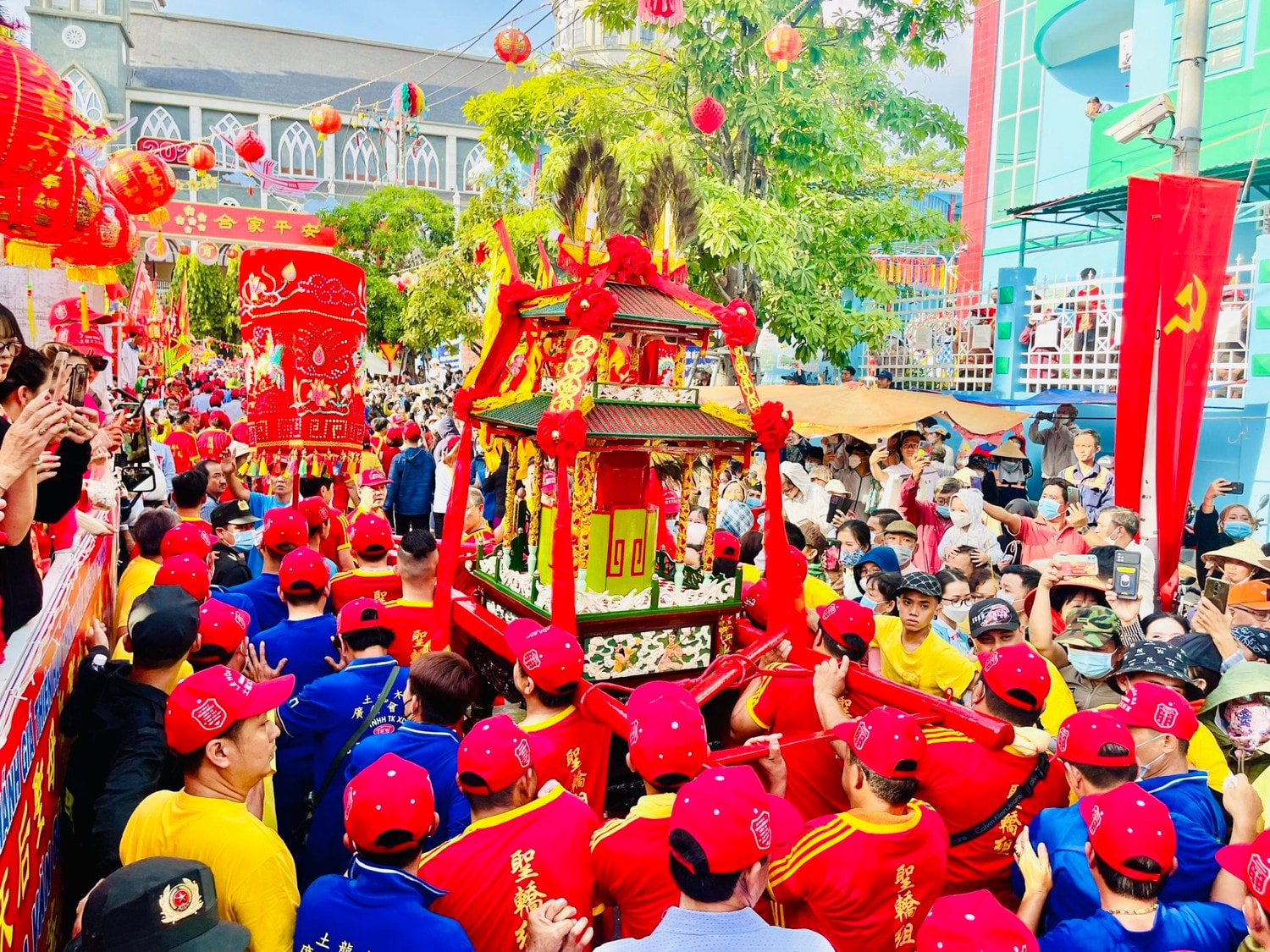 Hàng vạn người viếng lễ chùa Bà Thiên Hậu Bình Dương