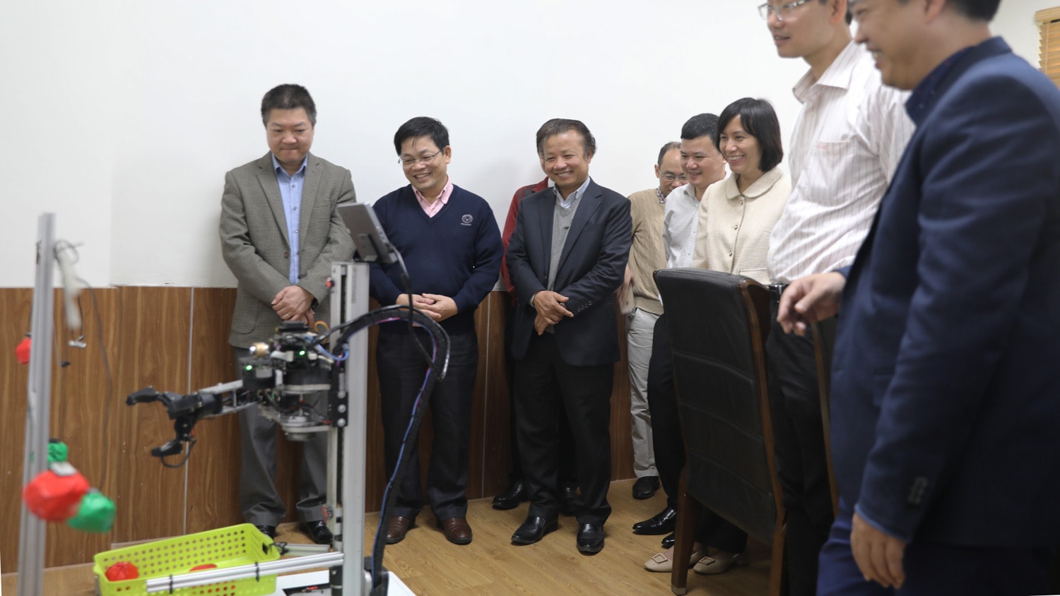 Giảng viên ĐH Công nghệ chế tạo thành công sản phẩm robot thu hoạch hoa quả trong nhà kính