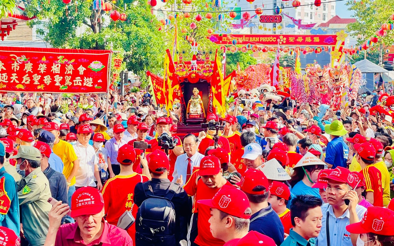 Hàng vạn người tham gia Lễ rước kiệu Bà Thiên Hậu ở Bình Dương