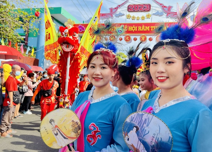Hàng vạn người tham gia Lễ rước kiệu Bà Thiên Hậu ở Bình Dương