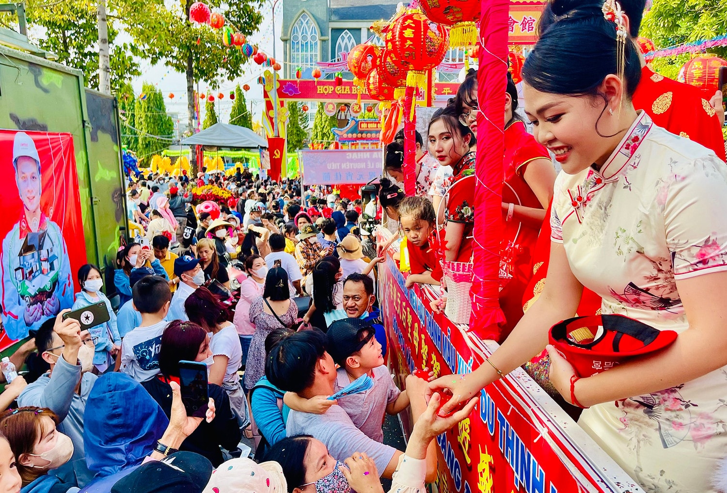 Hàng vạn người tham gia Lễ rước kiệu Bà Thiên Hậu ở Bình Dương