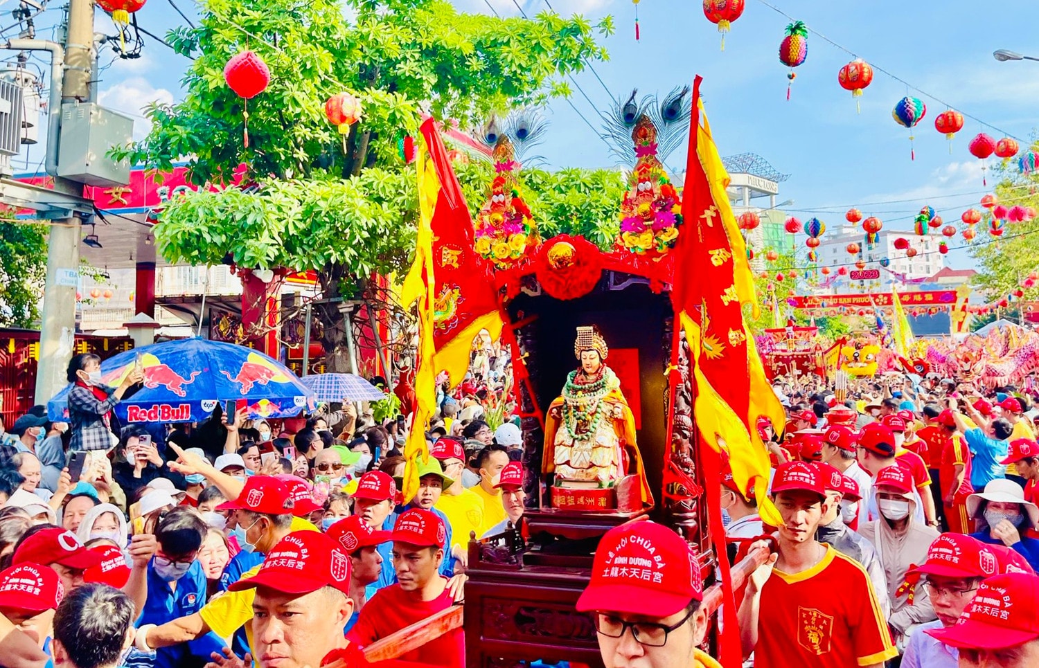 Hàng vạn người tham gia Lễ rước kiệu Bà Thiên Hậu ở Bình Dương