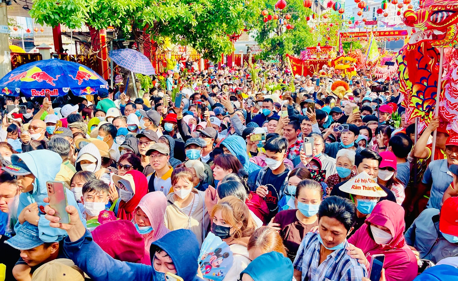 Hàng vạn người tham gia Lễ rước kiệu Bà Thiên Hậu ở Bình Dương