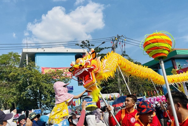 Hàng vạn người tham gia Lễ rước kiệu Bà Thiên Hậu ở Bình Dương