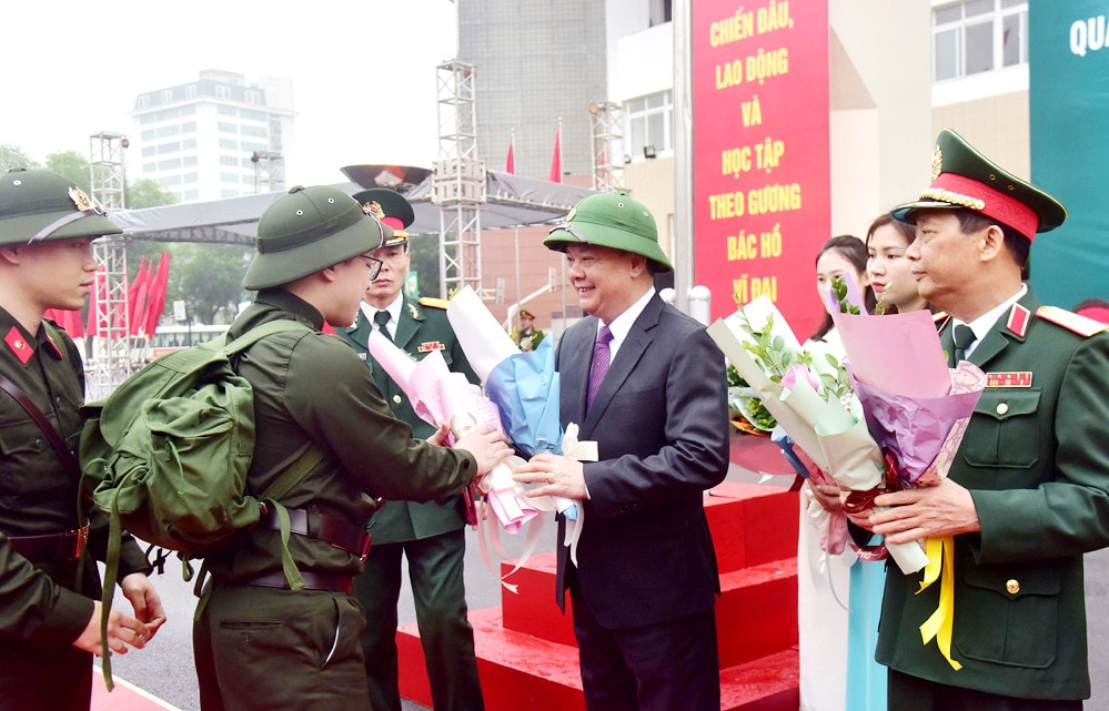 Bí thư Thành ủy Đinh Tiến Dũng động viên, tiễn tân binh quận Ba Đình lên đường nhập ngũ -0