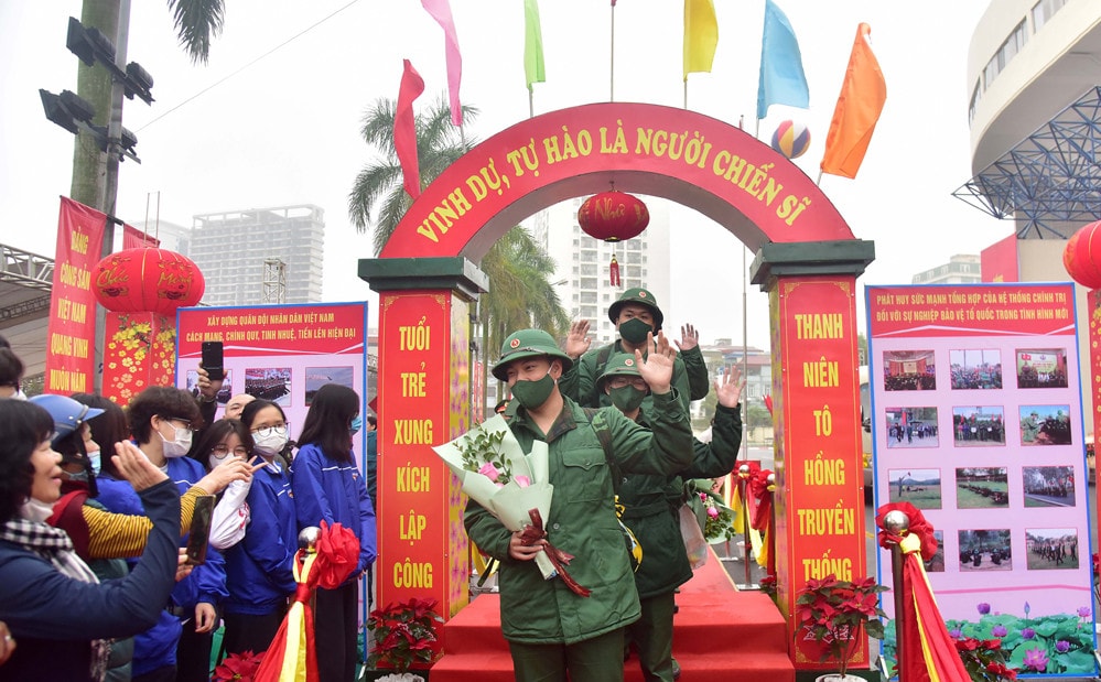 Bí thư Thành ủy Đinh Tiến Dũng động viên, tiễn tân binh quận Ba Đình lên đường nhập ngũ -0
