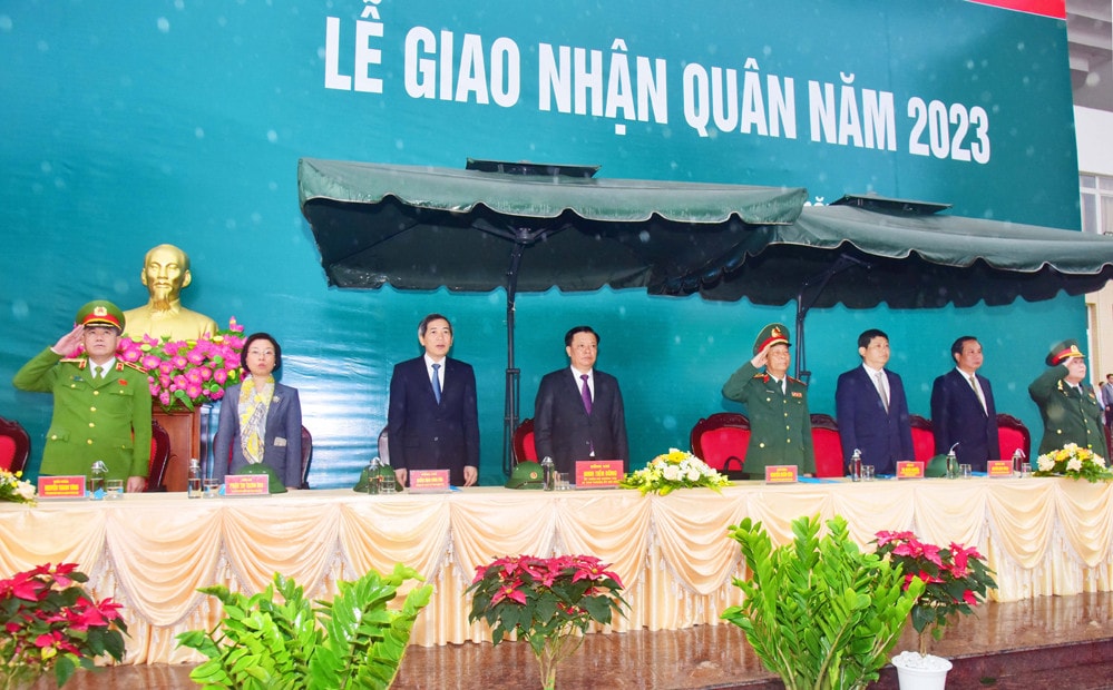 Bí thư Thành ủy Đinh Tiến Dũng động viên, tiễn tân binh quận Ba Đình lên đường nhập ngũ -0