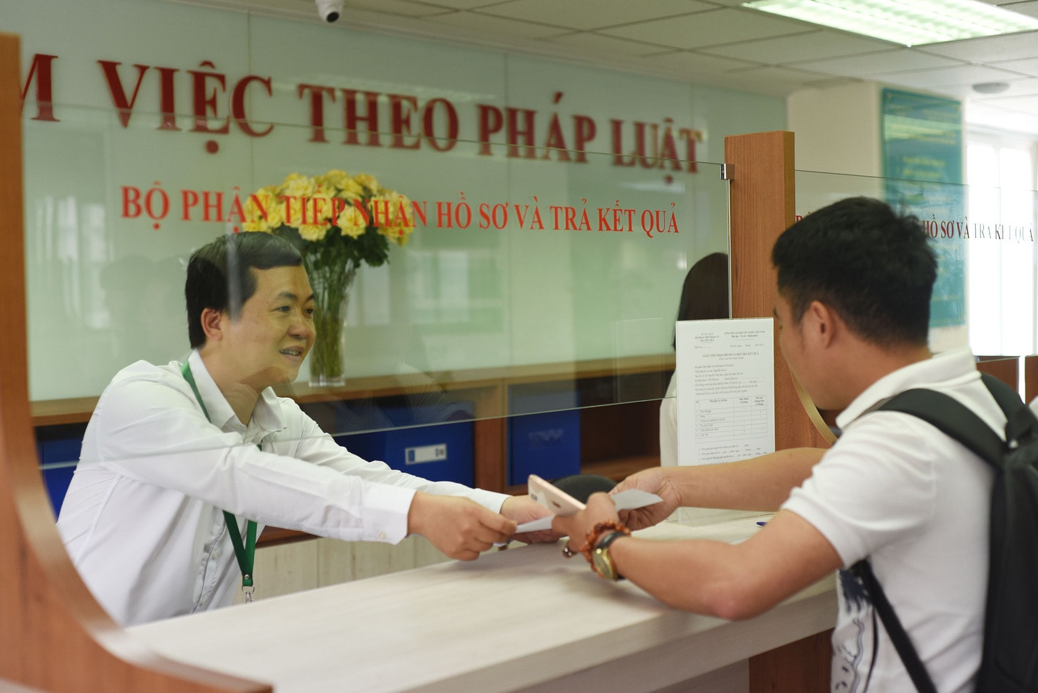 Bài 2: Xây dựng đội ngũ cán bộ đáp ứng yêu cầu thực tiễn -0