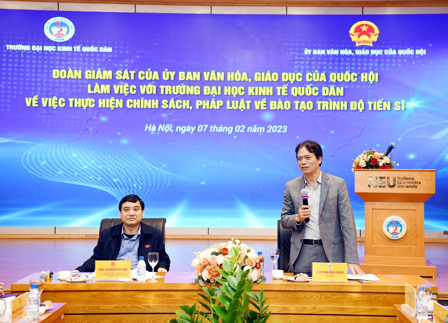 Hiệu trưởng Trường Đại học Kinh tế Quốc dân, TS Phạm Hồng Chương cho biết chương trình đào tạo tiến sĩ của Trường đang giữ vững vị trí hàng đầu trong các chương trình đào tạo tiến sĩ lĩnh vực kinh tế, kinh doanh và quản lý của Việt Nam Cần bảo đảm chất lượng đào tạo tiến sĩ -0