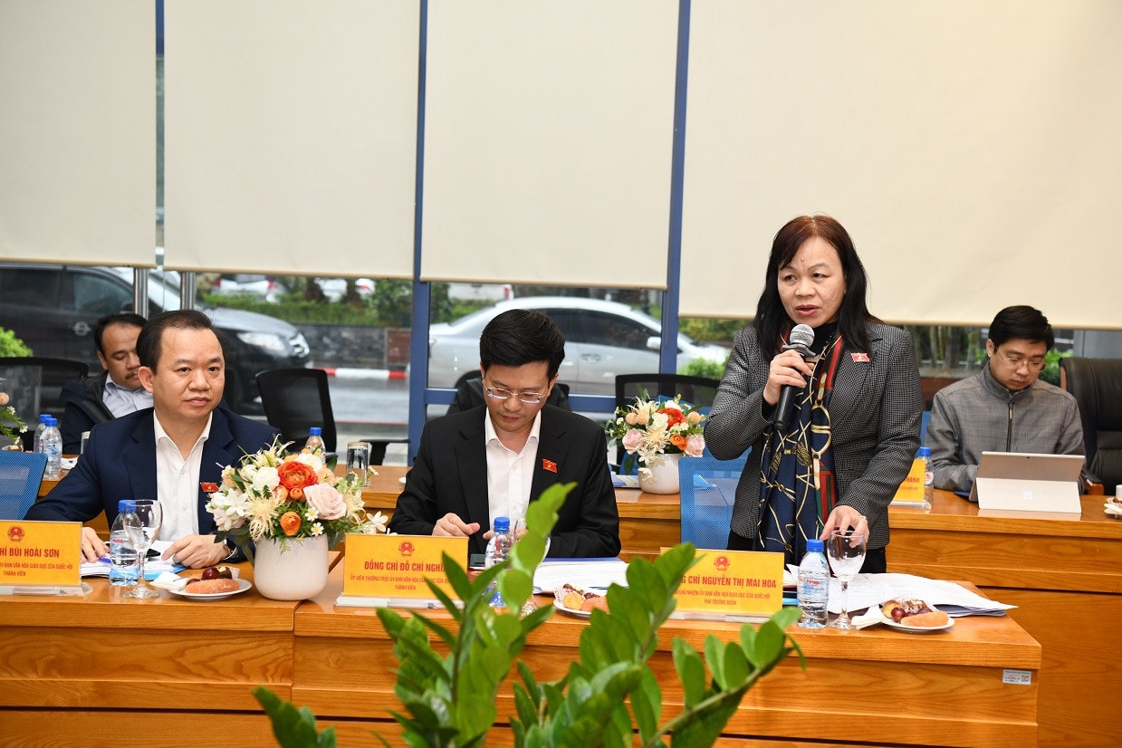 Phó Chủ nhiệm Ủy ban Văn hóa, Giáo dục Nguyễn Thị Mai Hoa đặt câu hỏi về chương trình đào tạo tiến sĩ của Trường Đại học Kinh tế Quốc dân Cần bảo đảm chất lượng đào tạo tiến sĩ -0