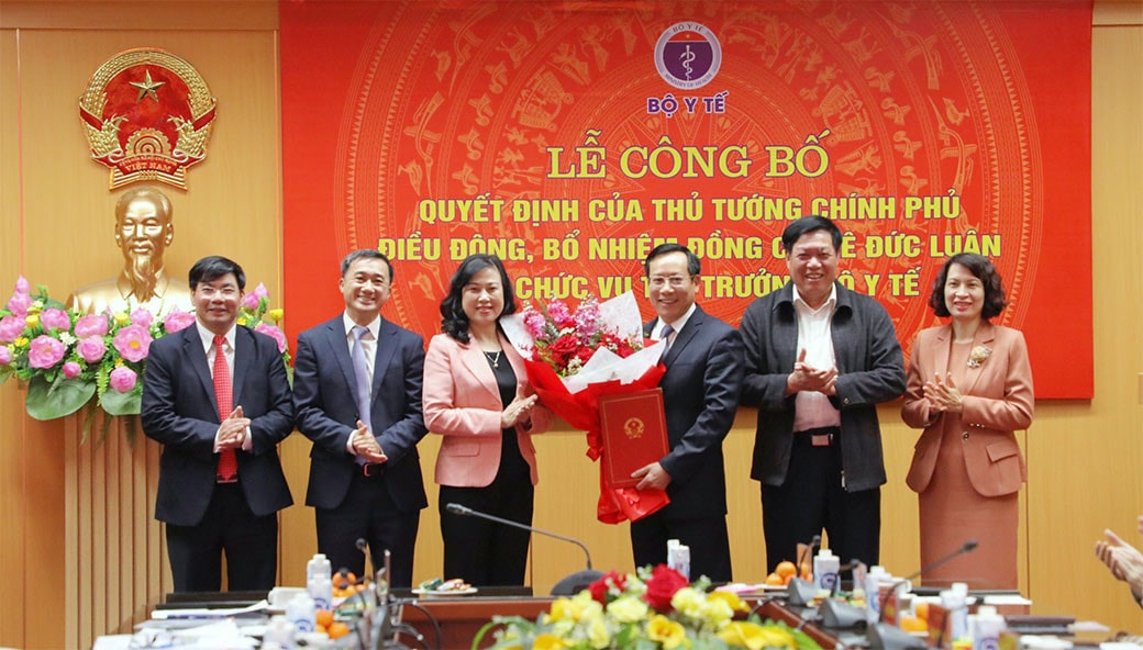 Bộ Y tế trao quyết định bổ nhiệm đồng chí lê đức luận giữ chức thứ trưởng Bộ Y tế -0