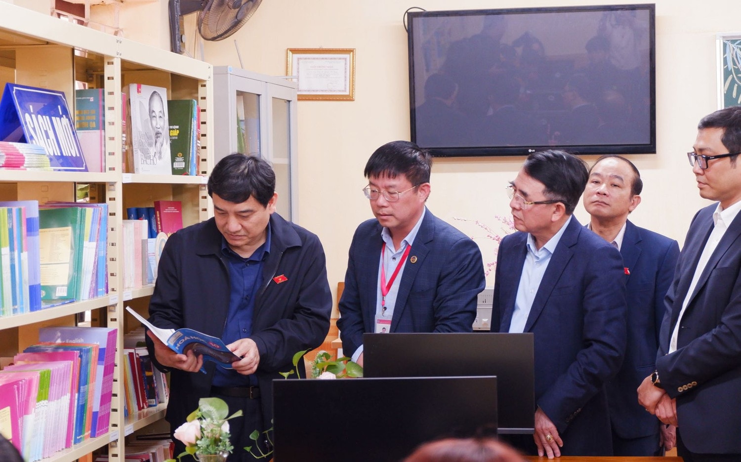 Đoàn khảo sát thăm thư viện nhà trường Thực hiện Chương trình giáo dục phổ thông 2018: “Học sinh khối lớp 10 có chuyển biến rõ nét về nhiều mặt” -0