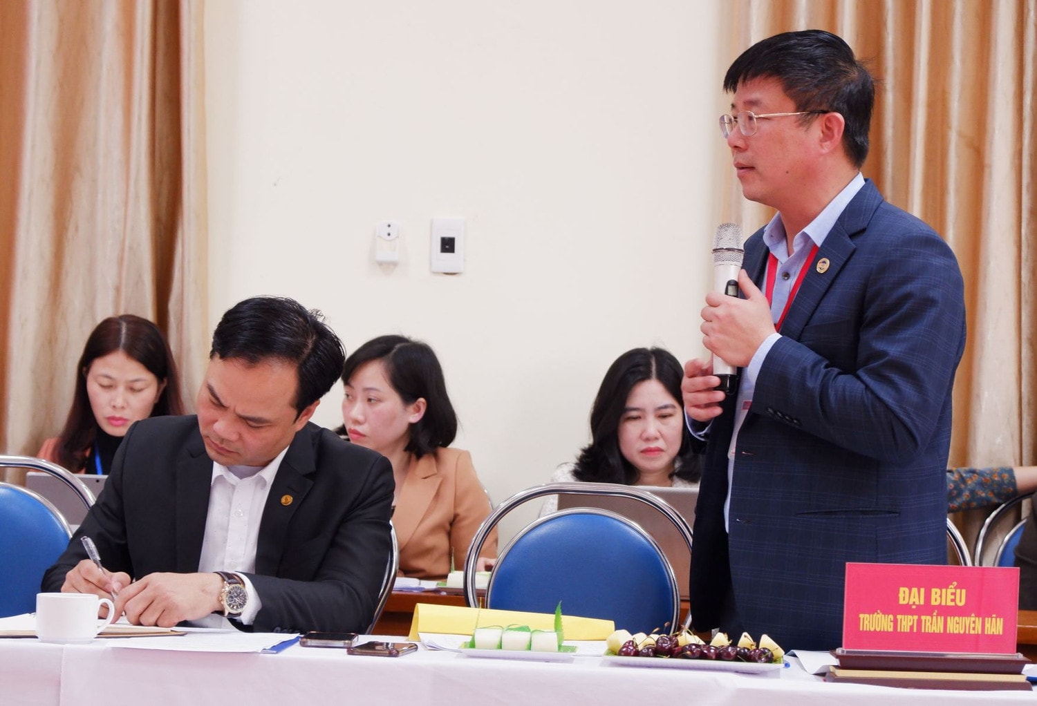 Hiệu trưởng Trường THPT Trần Nguyên Hãn Nguyễn Minh Quý báo cáo tình hình thực hiện Chương trình giáo dục phổ thông 2018 tại nhà trường Thực hiện Chương trình giáo dục phổ thông 2018: “Học sinh khối lớp 10 có chuyển biến rõ nét về nhiều mặt” -0
