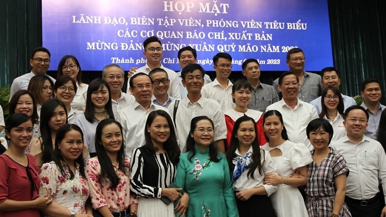 Lãnh đạo thành phố và đại diện các cơ quan báo chí chụp ảnh lưu niệm TP Hồ Chí Minh họp mặt các cơ quan báo chí mừng Đảng - mừng Xuân Quý Mão -0