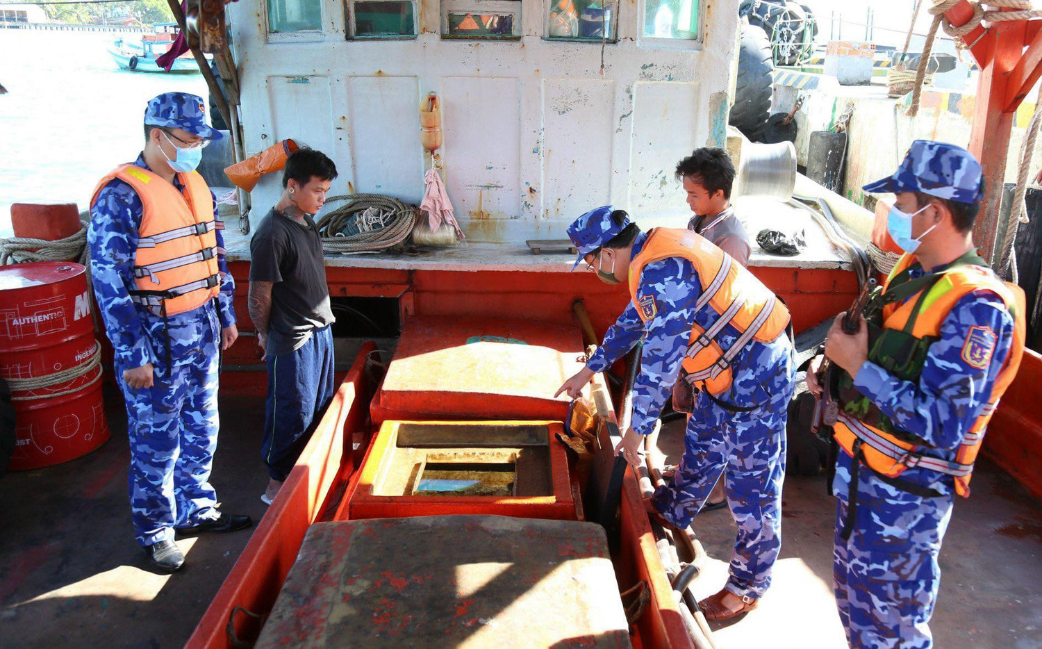 Bộ Tư lệnh vùng Cảnh sát biển 3 tịch thu hơn 1,5 triệu lít dầu, sung công quỹ gần 32 tỷ đồng