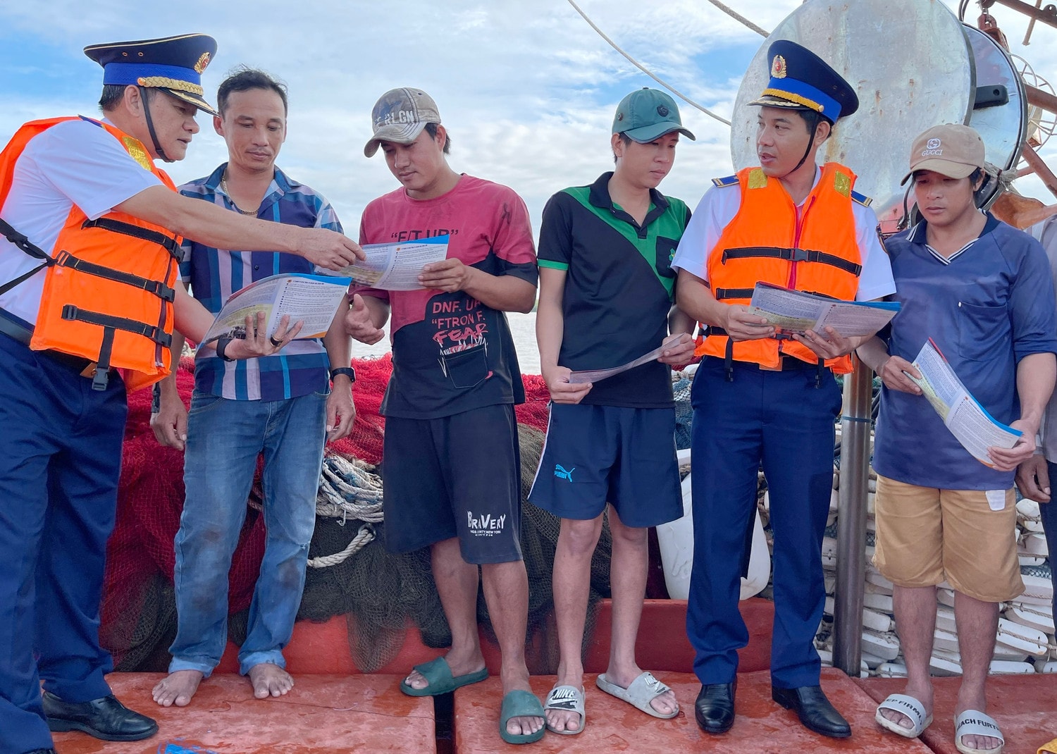 Bộ Tư lệnh vùng Cảnh sát biển 3 tịch thu hơn 1,5 triệu lít dầu, sung công quỹ gần 32 tỷ đồng ảnh 2 Bộ Tư lệnh vùng Cảnh sát biển 3 tịch thu hơn 1,5 triệu lít dầu, sung công quỹ gần 32 tỷ đồng