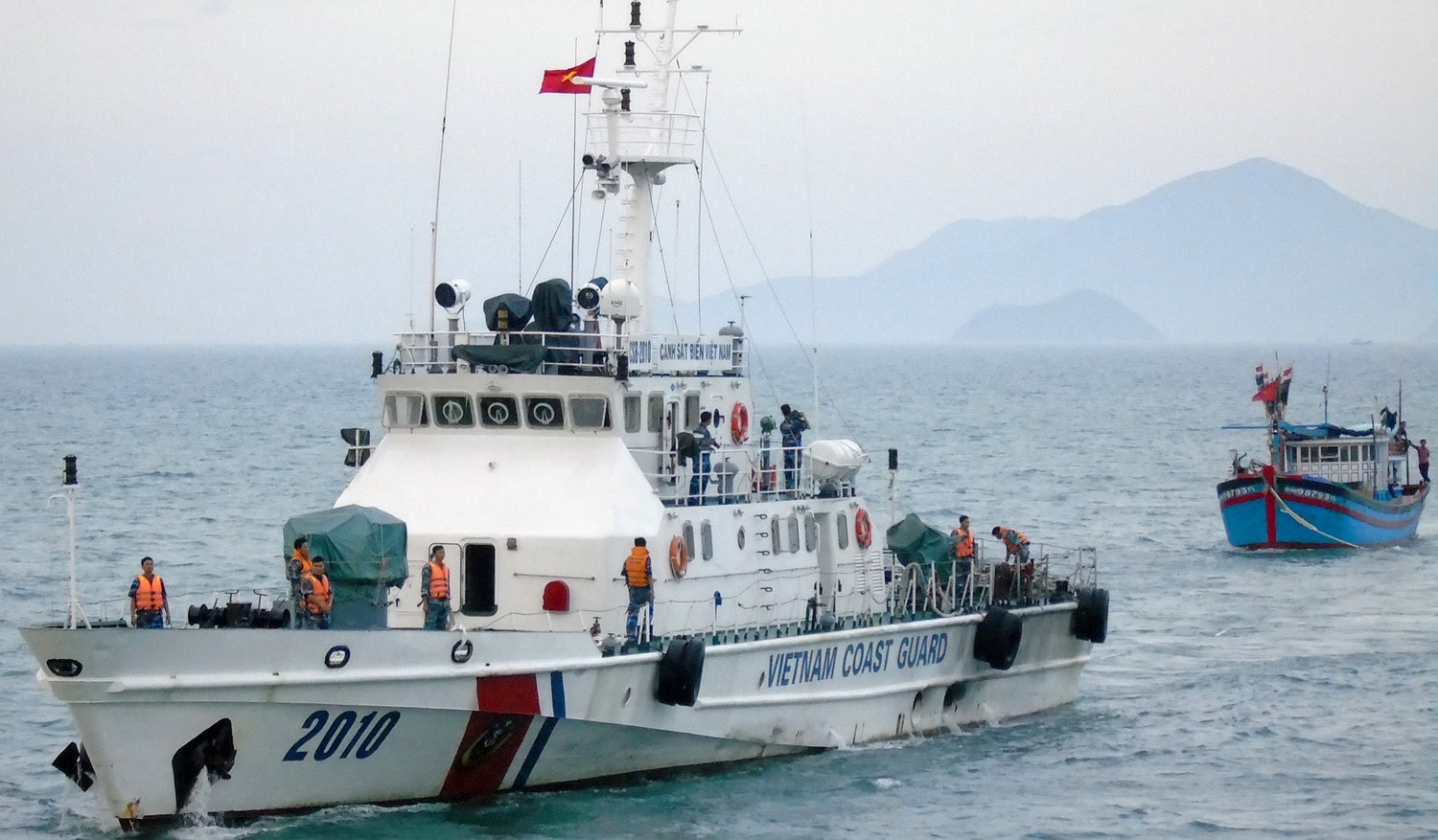 Bộ Tư lệnh vùng Cảnh sát biển 3 làm nhiệm vụ trên biển Bộ Tư lệnh vùng Cảnh sát biển 3 tịch thu hơn 1,5 triệu lít dầu, sung công quỹ gần 32 tỷ đồng