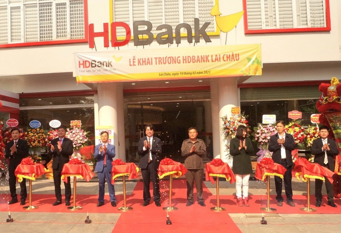 Đại diện Lãnh đạo ngân hàng HD Bank, đại diện Lãnh đạo tỉnh Lai Châu và các đại biểu thực hiện nghi thức cắt băng khai trương 