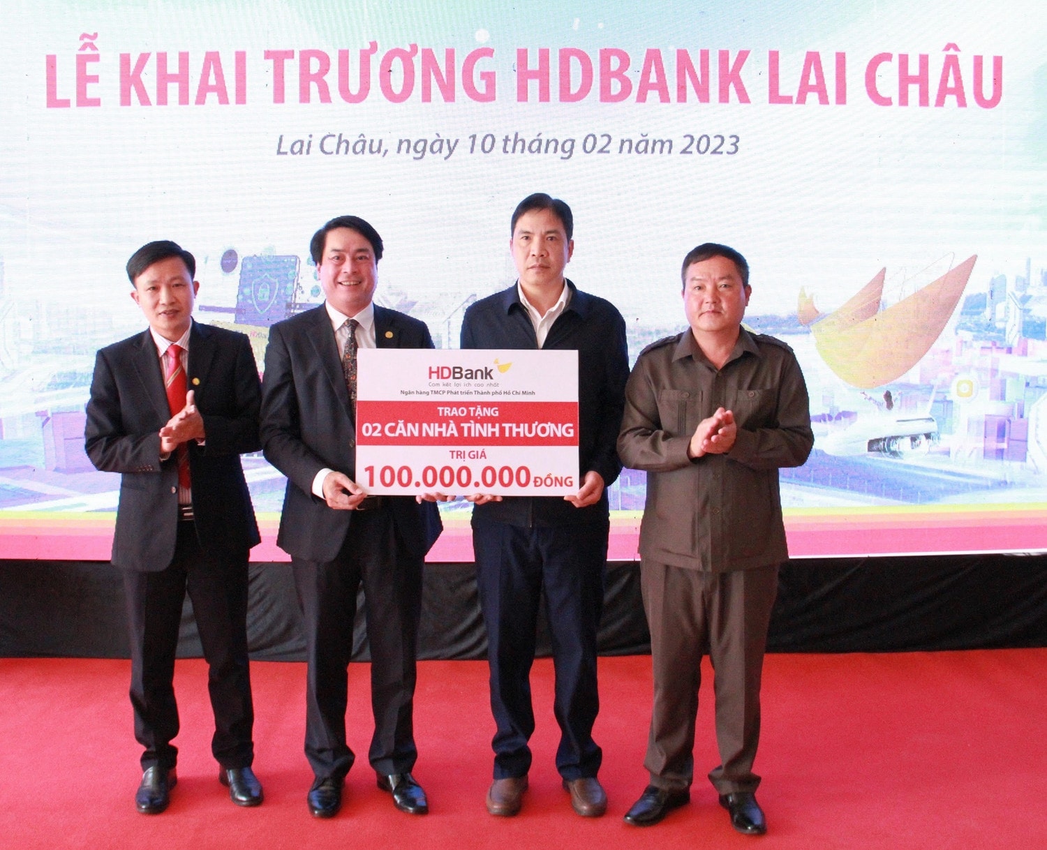 Phó Tổng Giám đốc HDBank Nguyễn Văn Hảo trao tặng hai căn nhà tình thương trị giá 100 triệu đồng cho tỉnh hộ nghèo tỉnh Lai Châu 