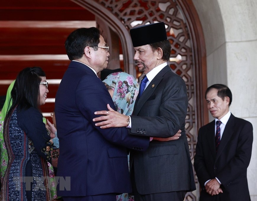 PM Pham Minh Chinh (R) and Sultan of Brunei Hassanal Bolkiah. Photo: VNA Prime Minister holds talks with Sultan of Brunei -0