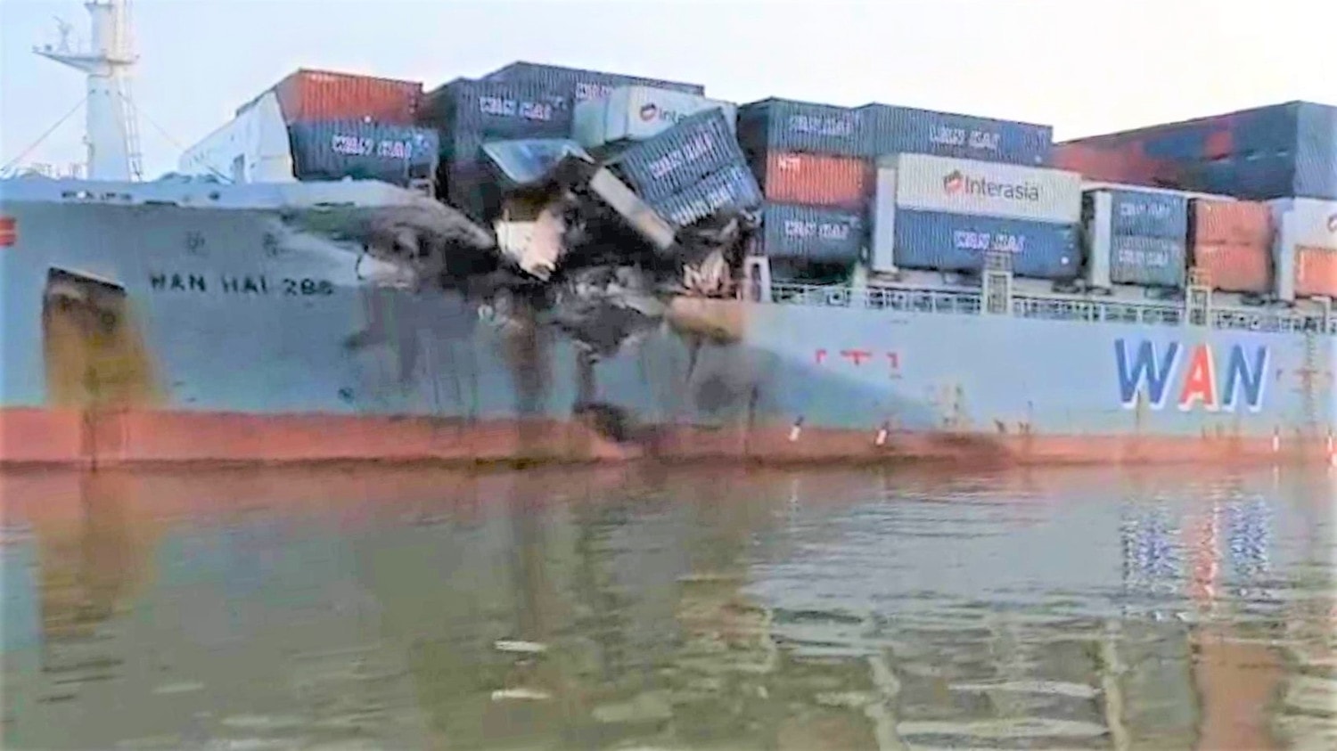 2 tàu chở theo container đâm nhau trên sông Lòng Tàu tại TP Hồ Chí Minh