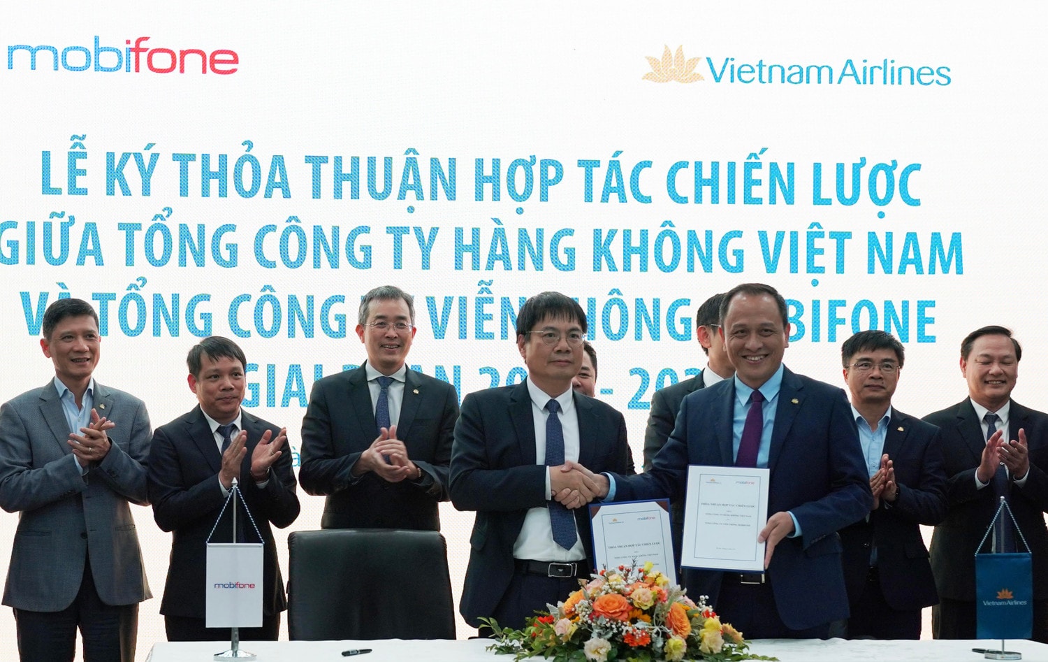 Vietnam Airlines và MobiFone ký kết hợp tác chiến lược -0
