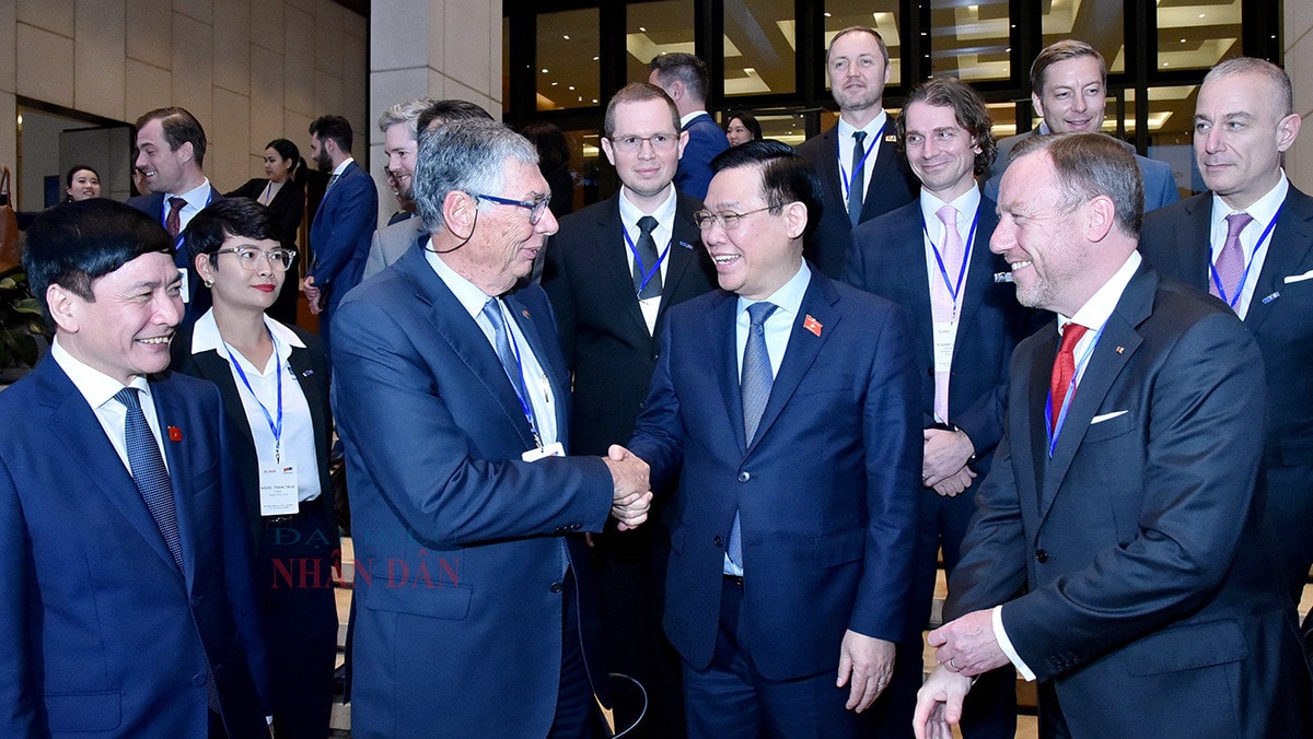 Chủ tịch Quốc hội Vương Đình Huệ: Nhất quán chính sách, kiên định mục tiêu phát triển -8