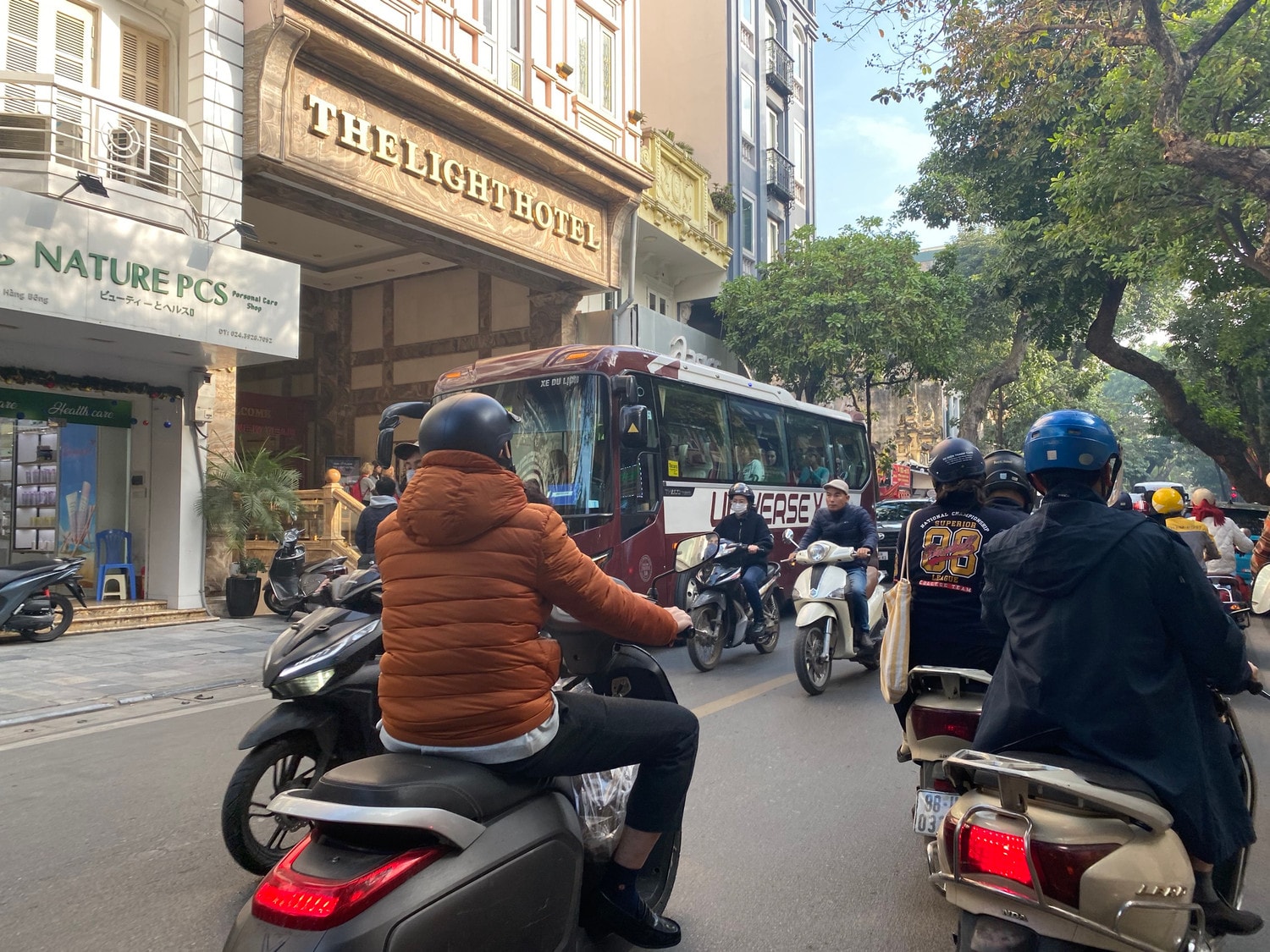 Hà Nội: Giờ cao điểm, xe cỡ lớn ngang nhiên dừng, đỗ đón khách -0