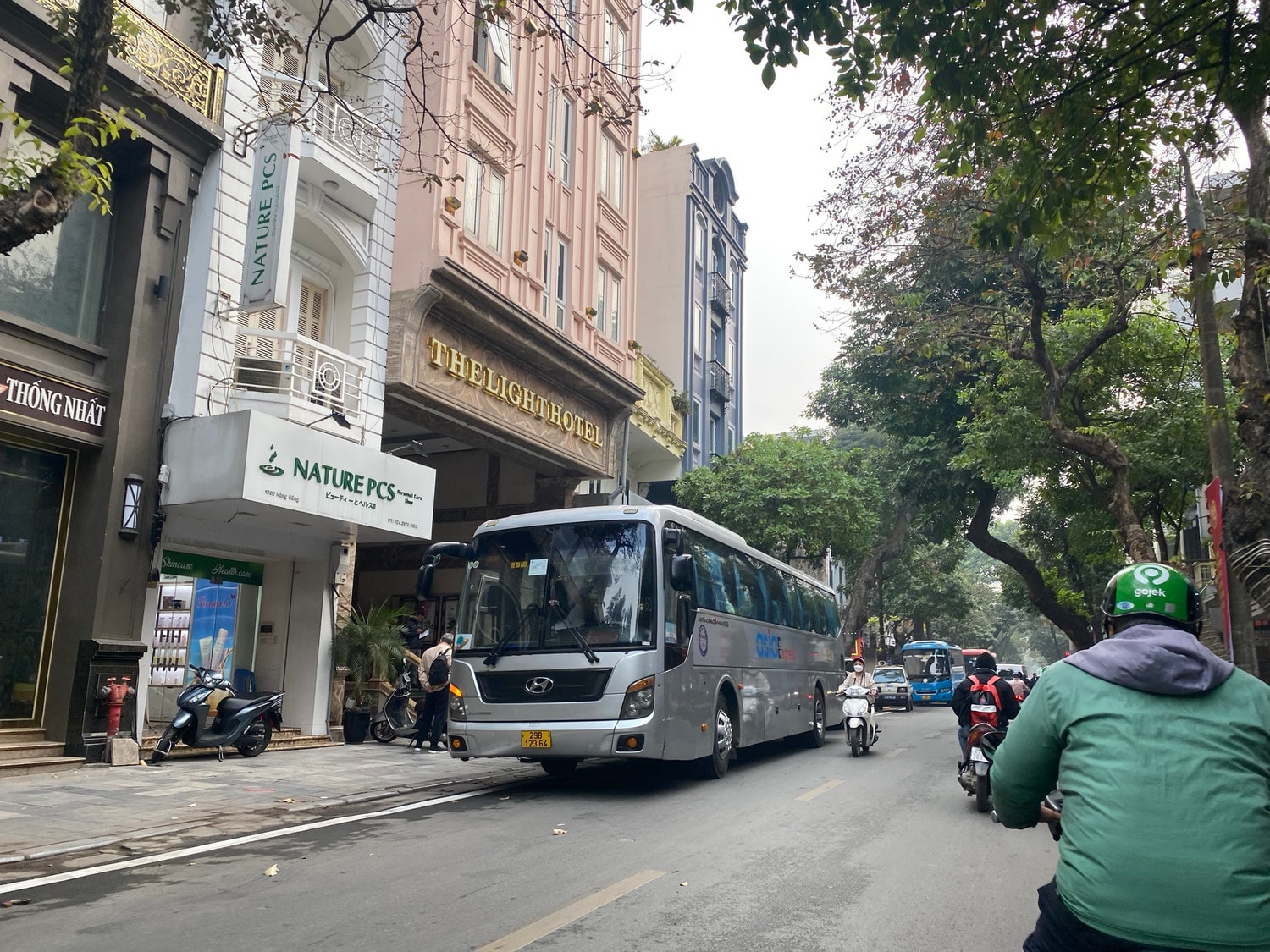 Hà Nội: Giờ cao điểm, xe cỡ lớn ngang nhiên dừng, đỗ đón khách -0