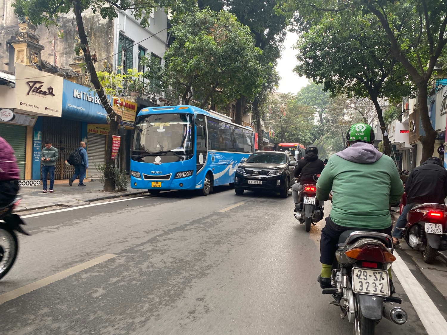 Hà Nội: Giờ cao điểm, xe cỡ lớn ngang nhiên dừng, đỗ đón khách -0
