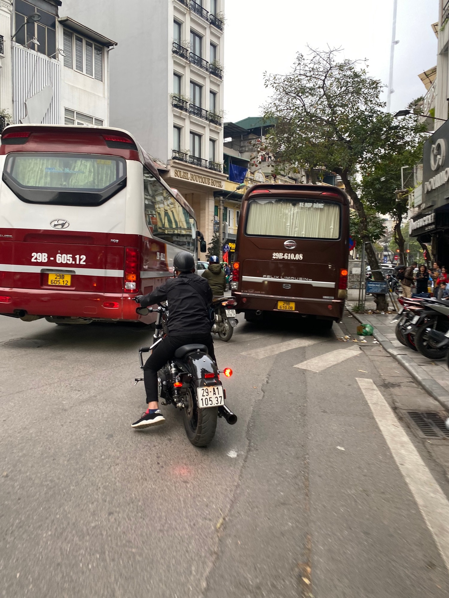 Hà Nội: Giờ cao điểm, xe cỡ lớn ngang nhiên dừng, đỗ đón khách -0