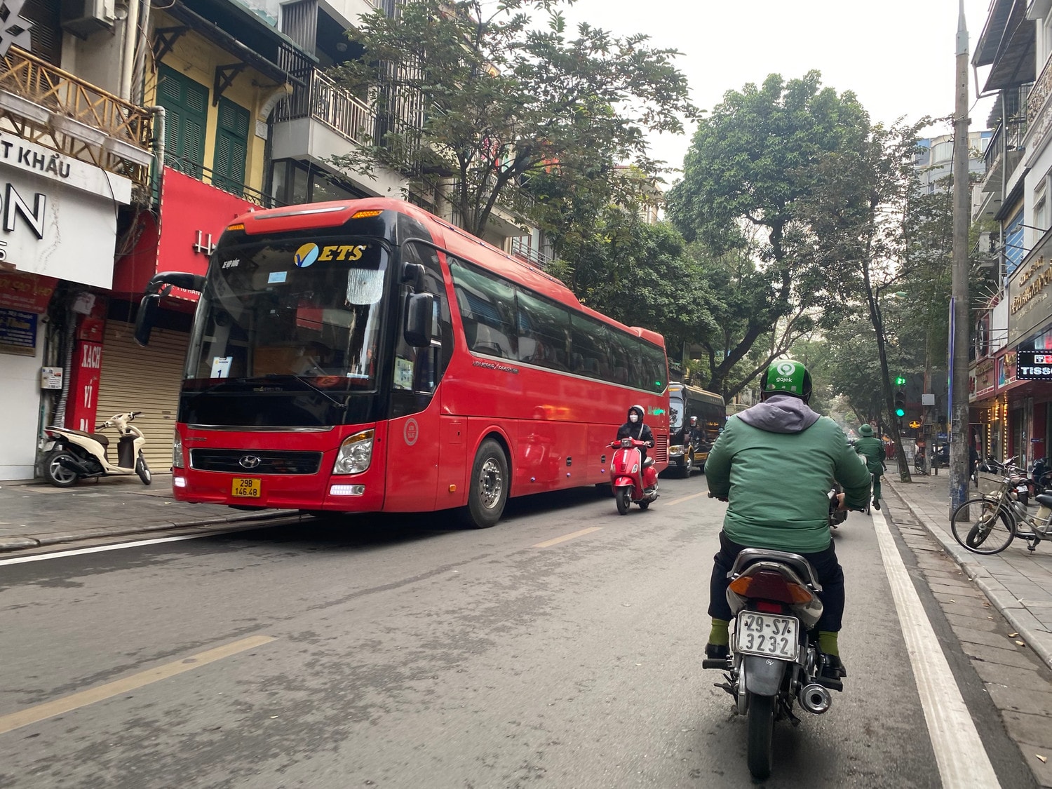 Hà Nội: Giờ cao điểm, xe cỡ lớn ngang nhiên dừng, đỗ đón khách -0