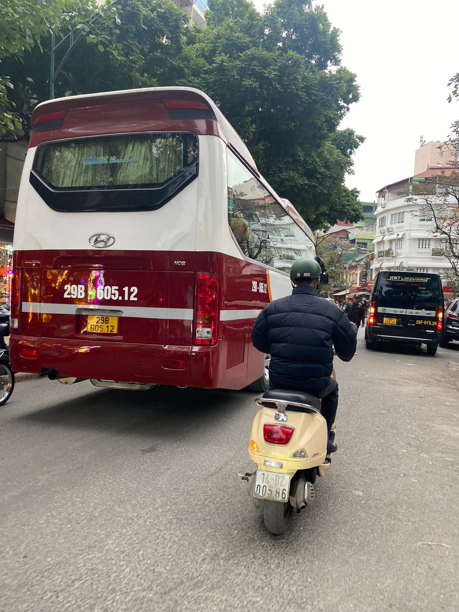 Hà Nội: Giờ cao điểm, xe cỡ lớn ngang nhiên dừng, đỗ đón khách -0