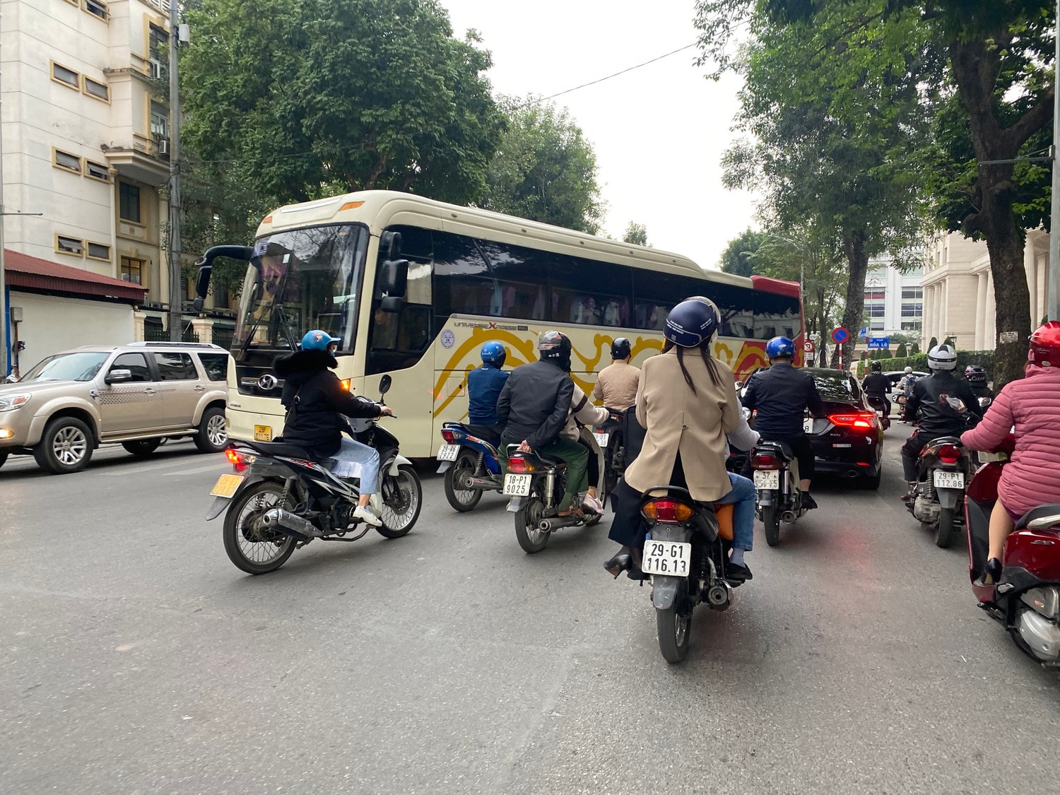 Hà Nội: Giờ cao điểm, xe cỡ lớn ngang nhiên dừng, đỗ đón khách -0