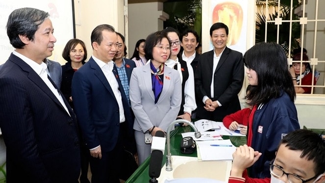 Đoàn giám sát Đoàn ĐBQH TP. Hà Nội kiểm tra việc thực hiện các Nghị quyết của Quốc hội tại trường THCS Bế Văn Đàn (quận Đống Đa) (ảnh: P.Long)