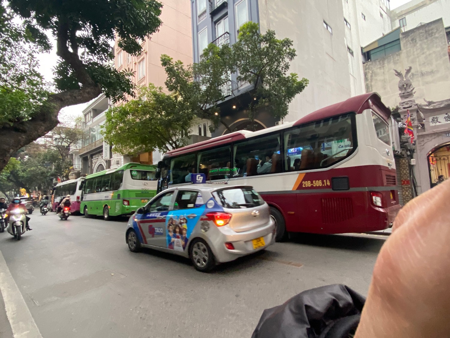 Hà Nội: Cận cảnh hàng đoàn xe ô tô cỡ lớn dừng đón khách trong giờ cao điểm ở phố cổ -0