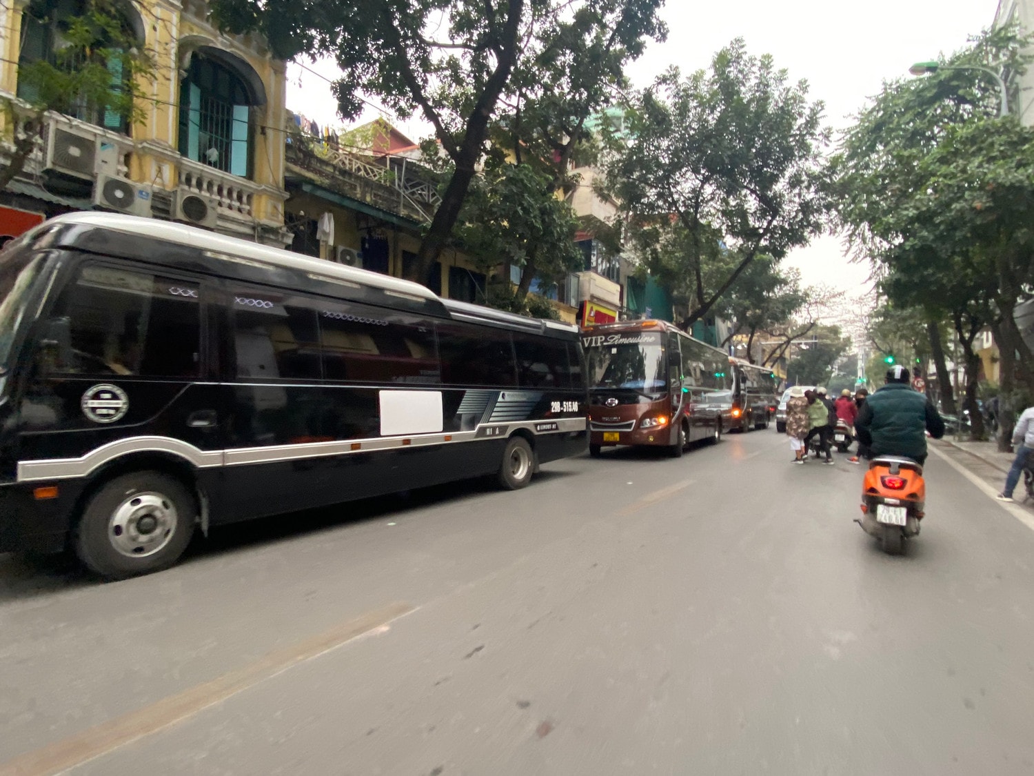 Hà Nội: Cận cảnh hàng đoàn xe ô tô cỡ lớn dừng đón khách trong giờ cao điểm ở phố cổ -0