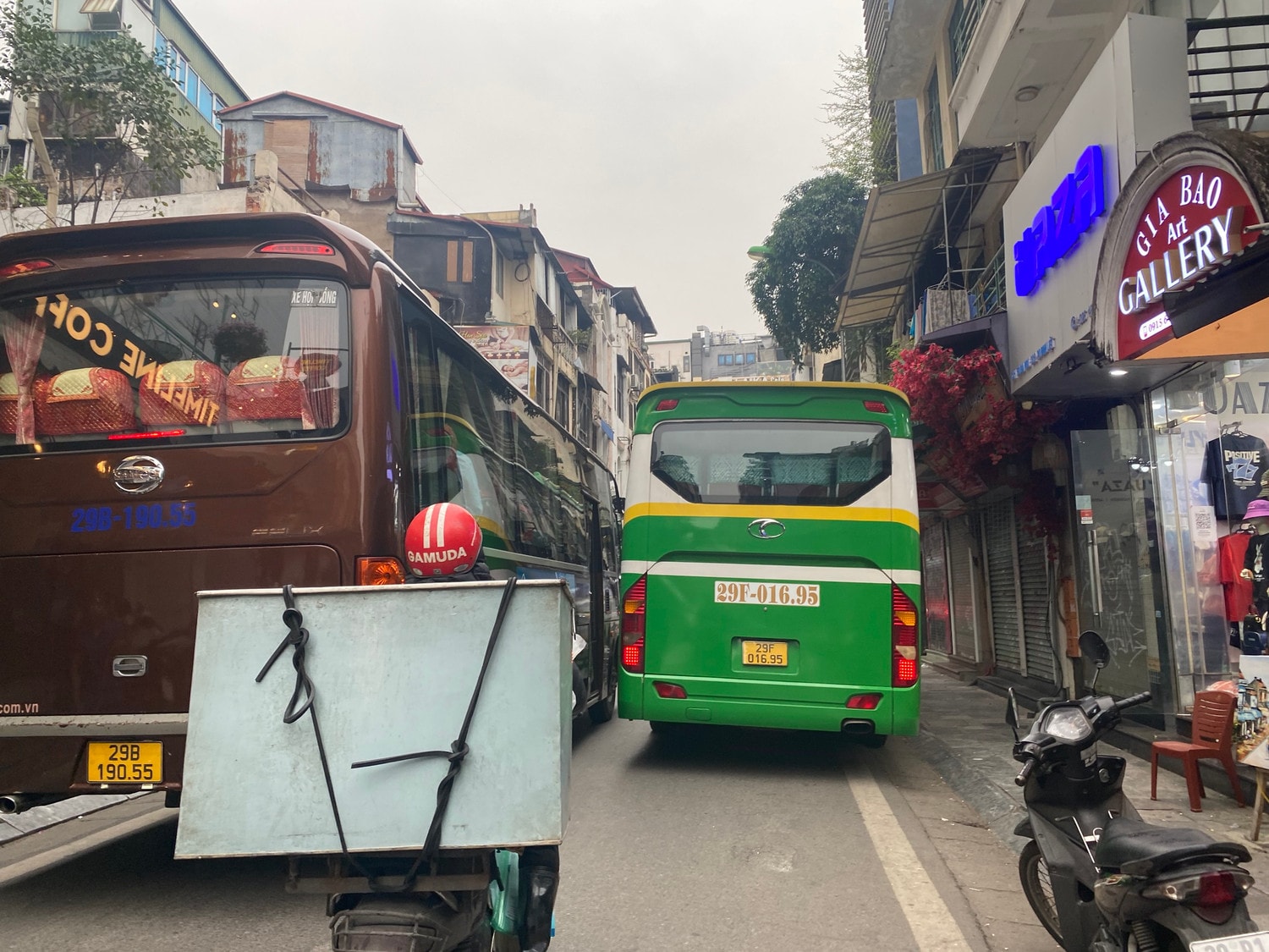 Hà Nội: Cận cảnh hàng đoàn xe ô tô cỡ lớn dừng đón khách trong giờ cao điểm ở phố cổ -0